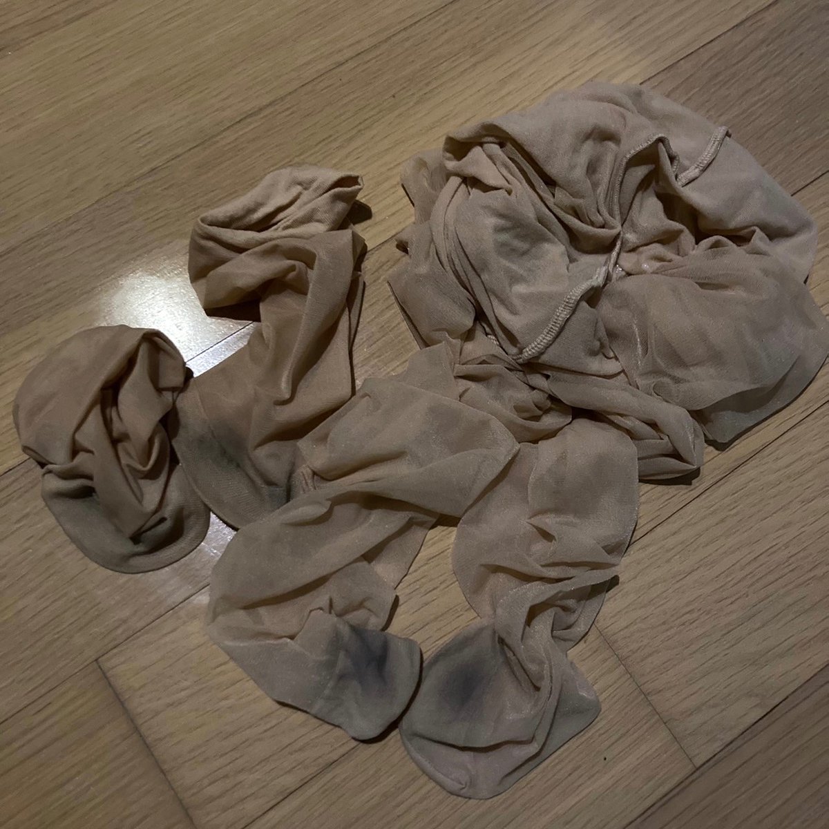 jyqueenback03's tweet photo. #페티쉬제품 #페티쉬판매 #풋페티쉬 #발페티쉬 #신던스타킹 #팁토 #신던덧신 #신던양말 #페티쉬물품 #패티시 

Event ❤️ 4.5 

팁토 새까맣게 더러워진 노팬티스타킹 + 발땀 가득 시스루 반양말 같이 💕 일수추가 운동추가 잔뜩 넣었어요 🤍 

+) 폭염맞이 이벤트 제품은 이 계정에 올려요 ❤️ https://t.co/FyVuotUcoo