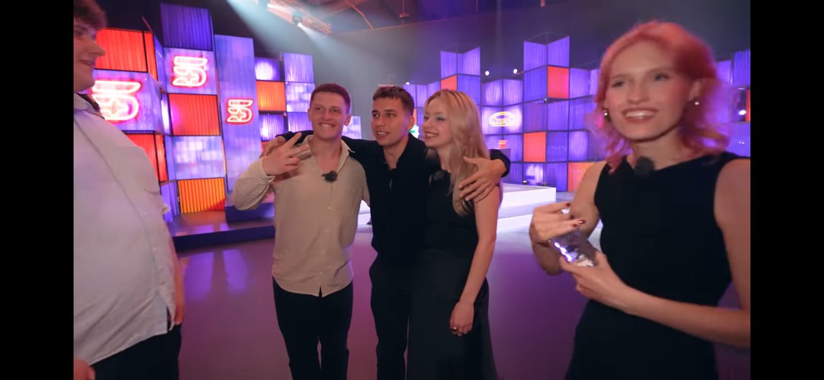 BooksQpid71758's tweet photo. Ale natalka wybrala najlepszych ludzi tylko friz i wujek dominujà bo to wkoncu ich program xddd #t5m3 https://t.co/LawIY2U5gZ