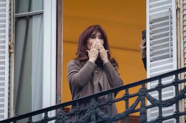 Gregoriodalbon's tweet photo. ¿Qué te pasa @clarincom estás nervioso?

CRISTINA HABLA Y EL PODER TIEMBLA: NO SE CALLA, NO SE RINDE, NO SE ARRODILLA.

El diario Clarín exhibe su desesperación: no le bastó con una condena sin pruebas, con una prisión domiciliaria vergonzosa, con una tobillera arbitraria, con la proscripción disfrazada de legalidad. Ahora quiere lo único que no puede obtener: el silencio de Cristina Fernández de Kirchner.

Quieren que sea muda. Inerte. Invisible. Pero Cristina habla. Piensa. Escribe. Y cuando lo hace, desnuda el fracaso de los poderosos, rompe el blindaje del gobierno más cruel en décadas y arruina la fiesta obscena de los odiadores seriales.

Cada palabra suya duele, porque cada palabra suya es verdad.
No hubo insultos. Hubo diagnóstico. No hubo agresión. Hubo datos. La que insulta, descalifica y degrada la investidura presidencial es una figura desequilibrada que grita desde el atril de la Casa Rosada, mientras vacía el país y se enorgullece del sufrimiento del pueblo.

Cristina no usó la violencia. La sufrió.
Sufrió la violencia de un arma en la cara. De un tribunal sin juez natural. De fiscales que jugaban al paddle y al fútbol con sus acusadores. Sufre hoy la violencia de un régimen que intenta aislarla como si fuera un enemigo de guerra. Pero no está sola. Ni derrotada. Ni vencida. Está viva. Está lúcida. Está hablando. Y su voz es la que más temen.

Clarín está furioso. Su operación de aniquilamiento simbólico fracasó.
No logró quebrarla. No logró borrarla. No logró convertirla en espectro. Y entonces se retuerce de rabia. Porque cada mensaje de Cristina es una bofetada a la hipocresía, una denuncia del saqueo y un espejo donde se refleja la miseria moral de quienes vendieron la democracia al mejor postor.

Ni la Constitución Nacional, ni el derecho internacional, ni el más elemental sentido de justicia permiten que se le niegue la palabra a una persona.
La libertad de expresión de Cristina —aún bajo detención domiciliaria— es inviolable (art. 14 CN; art. 13 CADH; art. 19 PIDCP). Censurarla sería consumar un crimen institucional de proporciones históricas. Quieren que su cuerpo esté preso, su voz apagada y su pueblo desmovilizado. Pero no lo lograrán.

Cristina está más cerca del pueblo que Clarín de su objetivo.
Y eso los enloquece. Porque no entienden que hay algo que no pueden detener: el amor de millones, la memoria popular, la dignidad que no se negocia.

Clarín podrá publicar un millón de tapas.
Podrá operar con jueces, encubrir al poder económico, bendecir al verdugo de turno.
Pero no podrá escribir el final de esta historia.

Porque la historia no la escriben los medios corruptos. La historia la escribe el pueblo.

Y el pueblo ya decidió:
#CristinaLibre