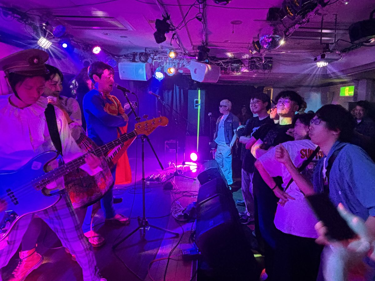 shino2y2's tweet image. 今年の元日に亡くなってしまったみねさん追悼ライブへ。みねさんのおかげでたくさんの友達とまた再会できましたよーありがとうー！
泣いたり笑ったり野次ったり…笑…いやぁ楽しすぎたー！！