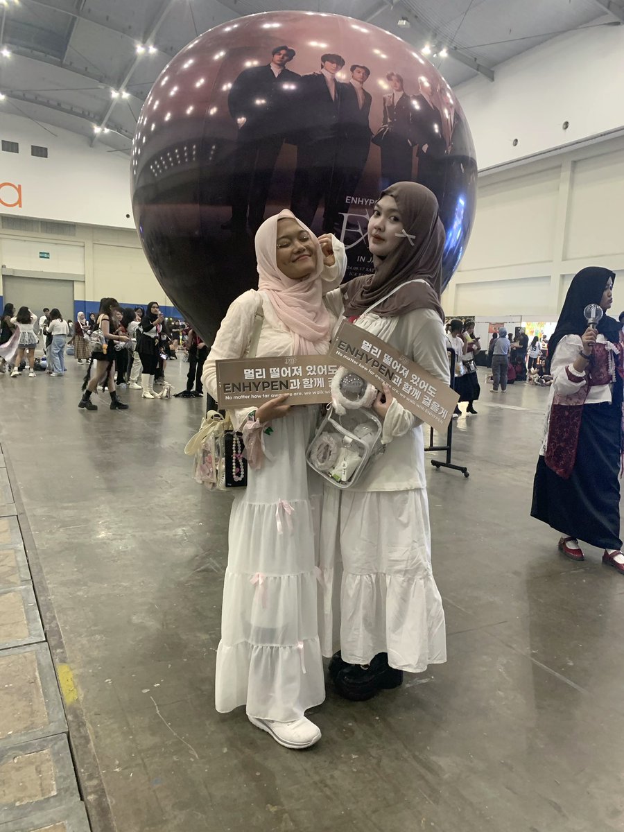 suckerforjake's tweet photo. happy birthday tami ♡

this is the only pic that i have for the both of us so i hope we can meet again someday (tragic). but i’m wishing you a great life, a life full of kind people, bunch of blessings, and things that make ur heart feel full.

so yeah, love you angel ˖˚₊ 🪽 https://t.co/G0qjKjxDrG