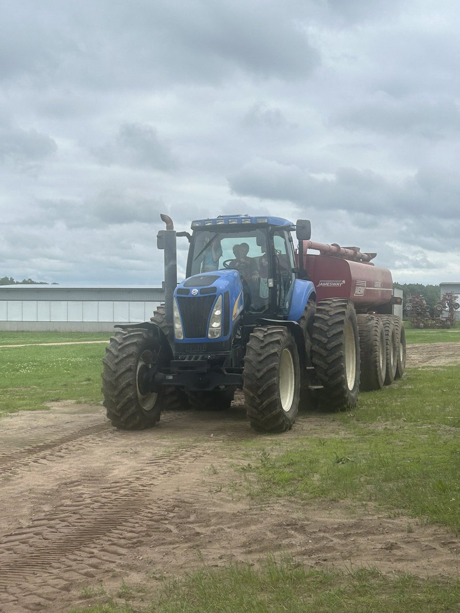 eltay24's tweet image. Can’t wait for Brooks to tell his suburban daycare teachers and friends he got to pet cows and drive a shit spreader. North of highway 8 is my favorite summer vacation!