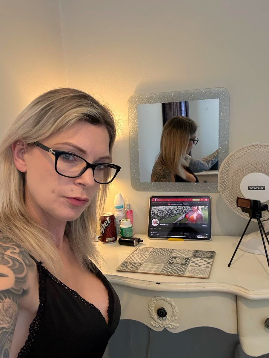 I’ll be on cam today. Don’t miss me come and say hi 💕

stripchat.com/JessieRaexx/pr…