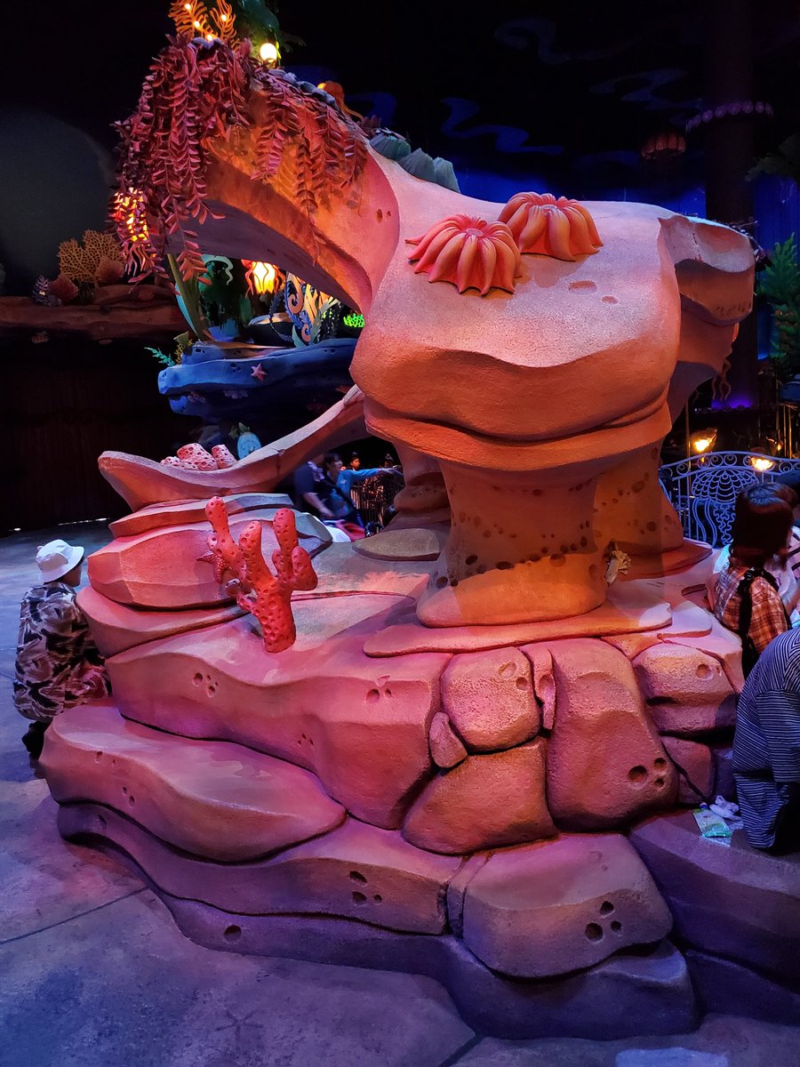 やのゆー⛵ (@yanou_disney) on Twitter photo 今日は詳しい方々8人とディズニーシーにあるロックワーク(岩石の造形)を観察・発表・議論する地学巡検会をこなじーさん<a href="/konajii_51/">こなじー@WonderBazaarチ23b</a> 主催で敢行!
4時間のところが8.5時間に延長し、ひたすら岩を見る会でした!
TDSを理解するための新しい視点が得られて満足!! 今日は詳しい方々8人とディズニーシーにあるロックワーク(岩石の造形)を観察・発表・議論する地学巡検会をこなじーさん<a href="/konajii_51/">こなじー@WonderBazaarチ23b</a> 主催で敢行!
4時間のところが8.5時間に延長し、ひたすら岩を見る会でした!
TDSを理解するための新しい視点が得られて満足!!