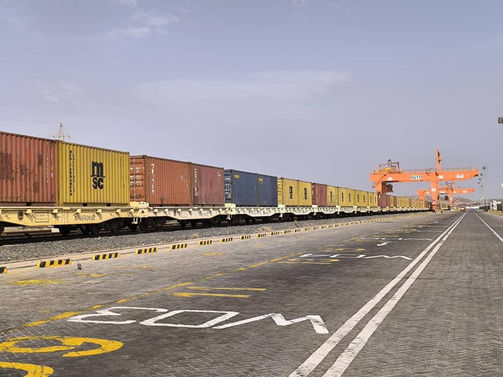 TakeleUma's tweet image. Good news for Exporters! 

Starting July 1, 2025.  the  Ethio-Djibouti Railway is expanding its services to  daily export shipments —up from just 4 days a week! 

With  export volumes surging , we’re boosting efficiency to meet your growing demand. Now, you can ship your…