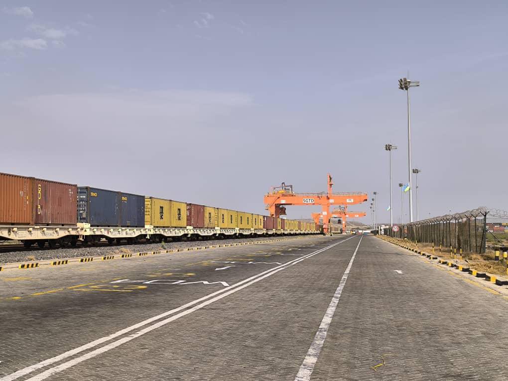 TakeleUma's tweet image. Good news for Exporters! 

Starting July 1, 2025.  the  Ethio-Djibouti Railway is expanding its services to  daily export shipments —up from just 4 days a week! 

With  export volumes surging , we’re boosting efficiency to meet your growing demand. Now, you can ship your…