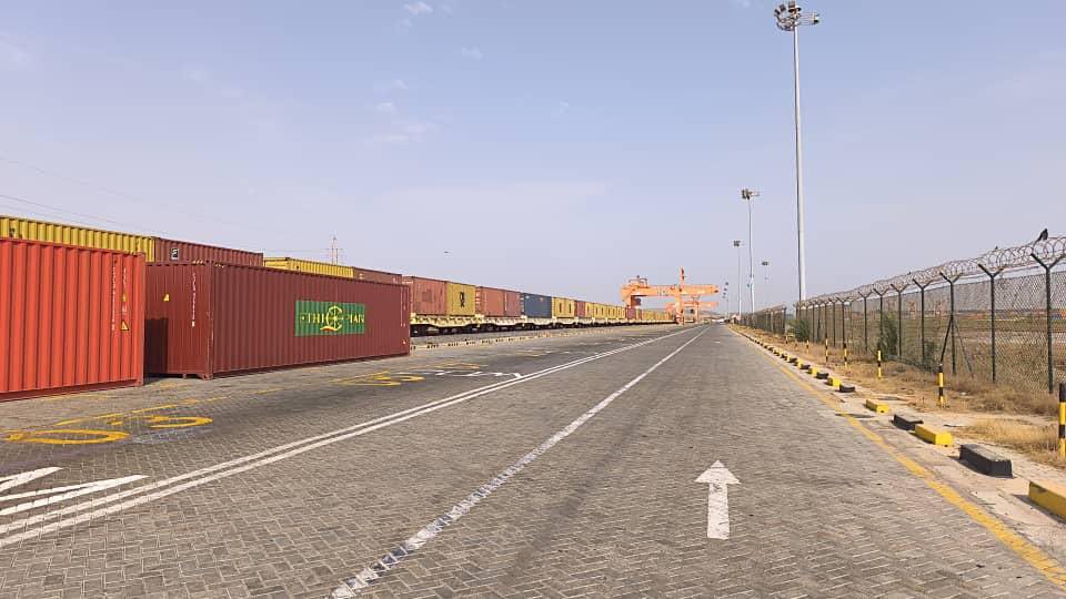 TakeleUma's tweet image. Good news for Exporters! 

Starting July 1, 2025.  the  Ethio-Djibouti Railway is expanding its services to  daily export shipments —up from just 4 days a week! 

With  export volumes surging , we’re boosting efficiency to meet your growing demand. Now, you can ship your…