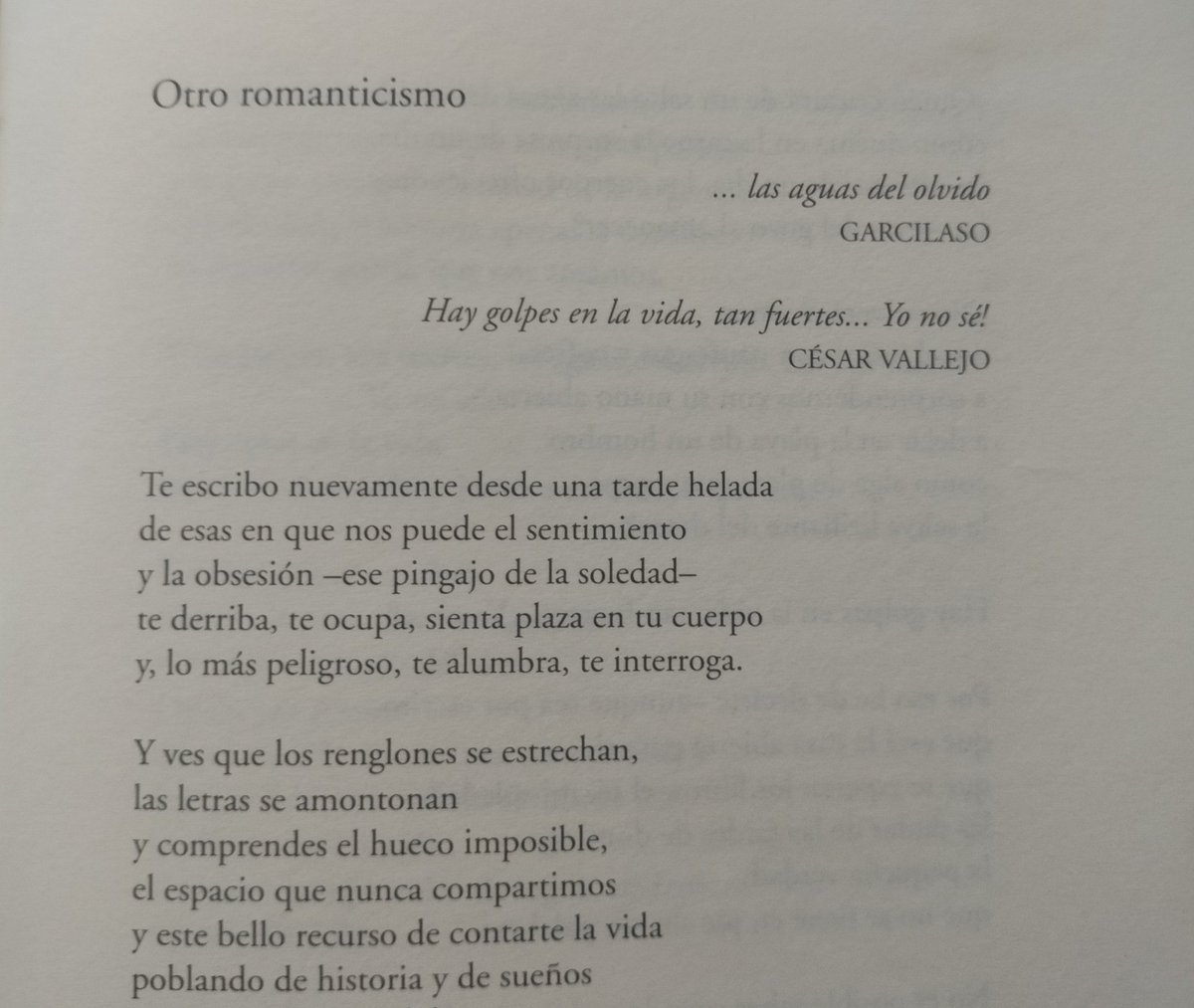 mar_inquieta's tweet photo. «Por eso he de decirte —aunque sea por escrito—
que está la casa abierta para ti,
que te esperan los libros,el té, mi soledad, 
las dudas de las tardes de domingo,
la pequeña verdad
que no se tiene en pie sin tus palabras.»

Javier Egea | “Paseo de los tristes”

🎨Ksenya Istomina https://t.co/SDT24GPgZX