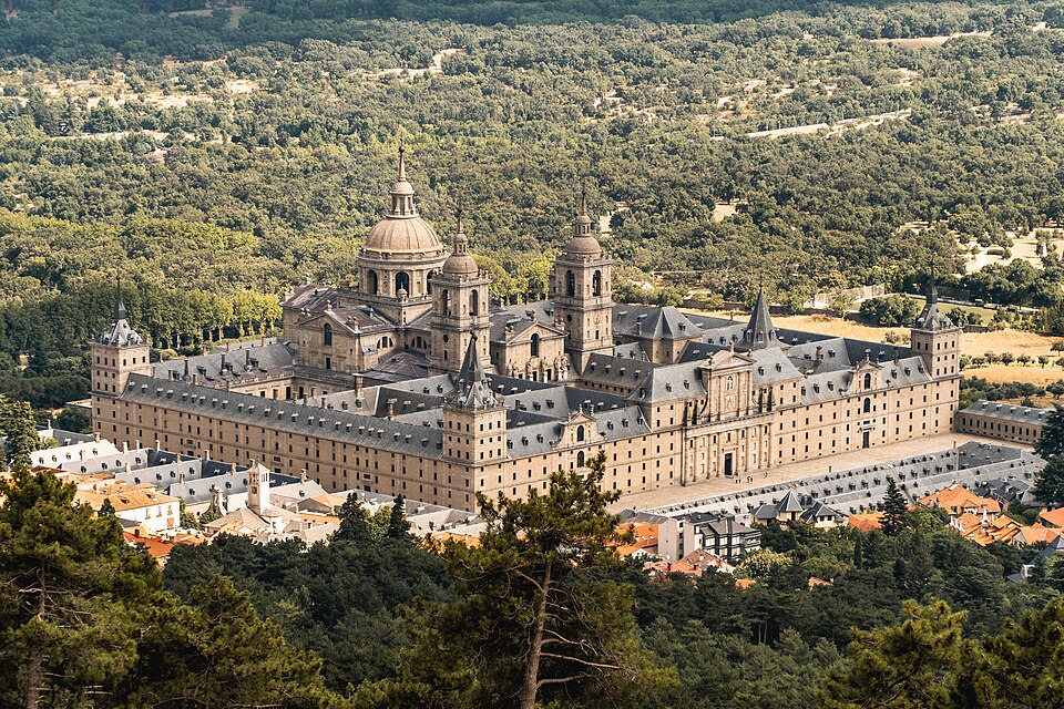 artesecreto's tweet photo. La planta de el Real Monasterio de San Lorenzo de El Escorial tiene forma de parrilla en referencia al modo en que el santo fue martirizado hasta la muerte https://t.co/7irUuRpLVr