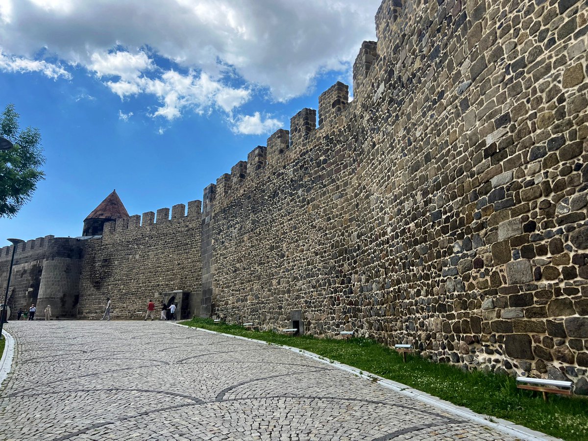 📍Doğu’nun Kapısı ve Dadaşlar Diyarı Erzurum’dayız!

Tarih boyunca birçok medeniyete ev sahipliği yapmış, Doğu Anadolu’nun stratejik kavşağında yer alarak askeri ve ticari açıdan önemli bir merkez olmuş, 1919’da Erzurum Kongresi ile Kurtuluş Savaşı’nda kilit rol oynamış olan