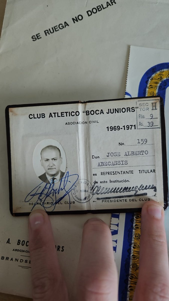 luksau34's tweet photo. @brunoacanfora Mi tío abuelo. Secretario de Alberto J Armando.

Con bono en el estadio de la Ciudad Deportiva que nunca se realizó. https://t.co/JyBaCHwMAW