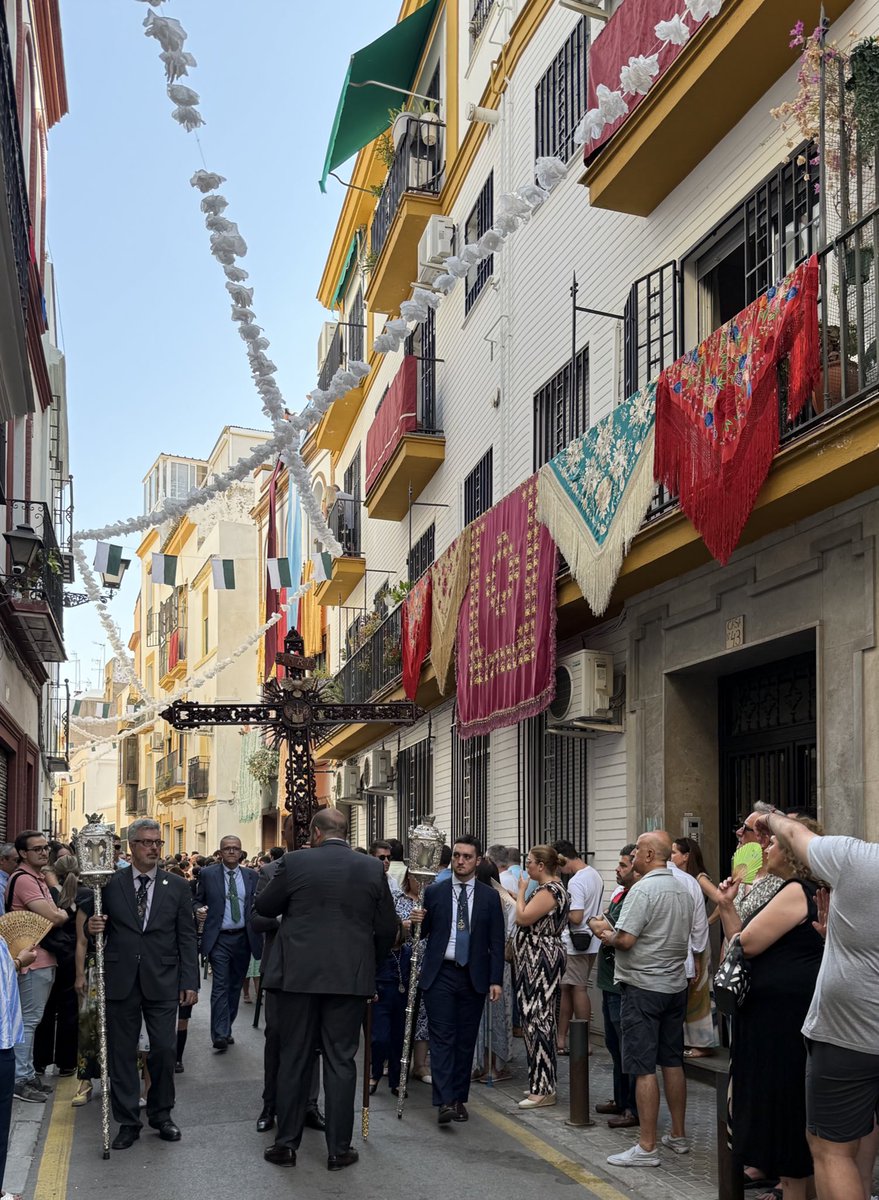 Hay que poner en valor el trabajazo que ha hecho la Hermandad de la Redención engalanando con buen gusto prácticamente cada calle de su barrio y alrededores.