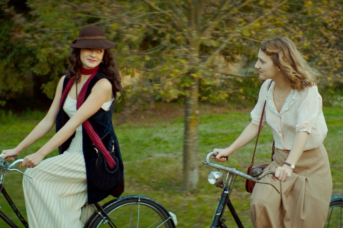 tomoyanandayo's tweet photo. 映画『美しい夏』試写

繊細で瑞々しい2人の女性が互いに惹かれあっていく、人生を選び模索していく大好物の夏映画でしたよ....

 揺れ動く心���模様の変化、音楽が止まった時の1秒1秒がまるで5秒のように長く感じたその瞬間"生"を感じる不思議な体験をしました。うっとりしますよ
【𝟖.𝟏(金)公開】 https://t.co/aEqFl6VeHN