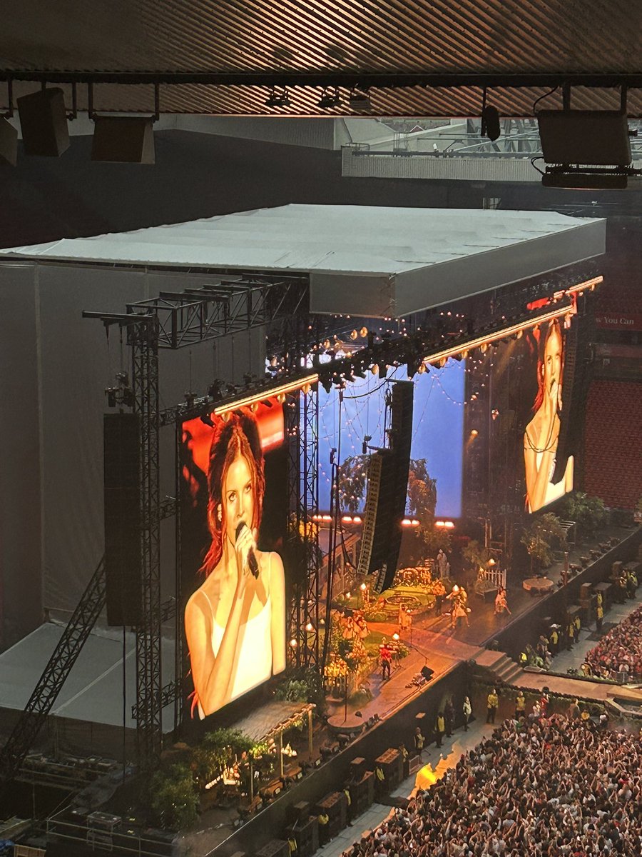 caseyjade_'s tweet photo. Liverpool @LDRHoneymoonIG Lana del Rey unreal ❤️ https://t.co/ARMiFZNW3F