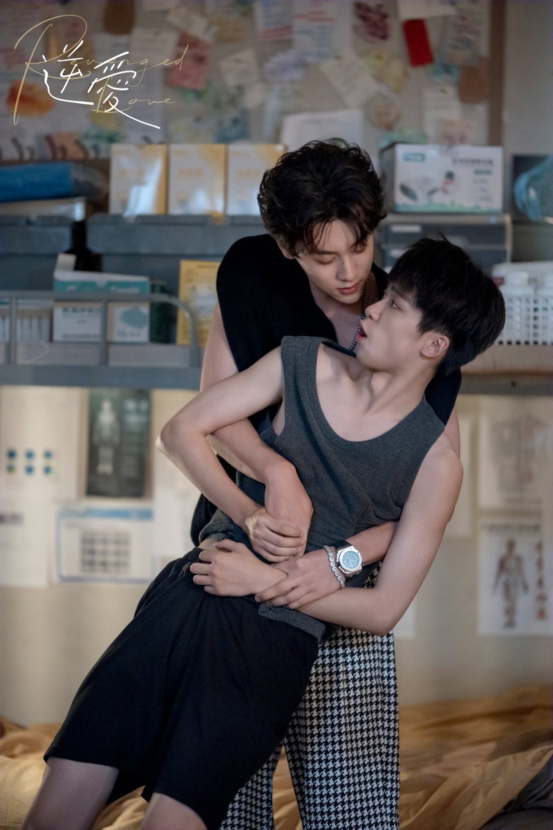 RevengedLove_'s tweet photo. 七、八集劇照搶先看！
第一次相擁入眠的夜晚，池騁說了什麼讓大寶放下心防？
姜小帥為徒兒費盡心思，不慎讓郭城宇看到手機里的什麼秘密？
本週一、二晚上8點，《逆愛》燃情升溫！
#逆愛 #柴雞蛋 #吳所畏 #梓渝 #池騁 #田栩寧 #郭城宇 #展軒 #姜小帅 #刘轩丞 #RevengedLove https://t.co/DVBjaBWw6Y