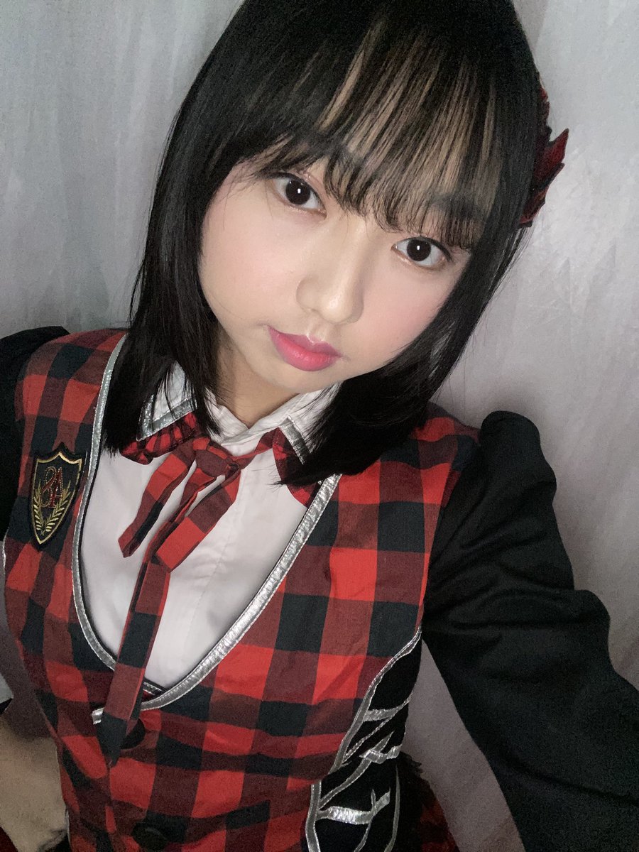 SNayla_JKT48's tweet photo. Terimakasih banyak ya offair hari ini!! 
Gmn seru gk?? Suka gk?? Makasih ya udah foto fotoin aku dan temen teman aku 🥺 
Tadi hujan kalian gpp?? Hati2 ya pulangnya dan jangan lupa istirahat!! 
Makasih ya Hujan tp nonton kita sampai akhir ✨
Siapa yang lihatlah diriku??!! https://t.co/kdzXnqEc9u
