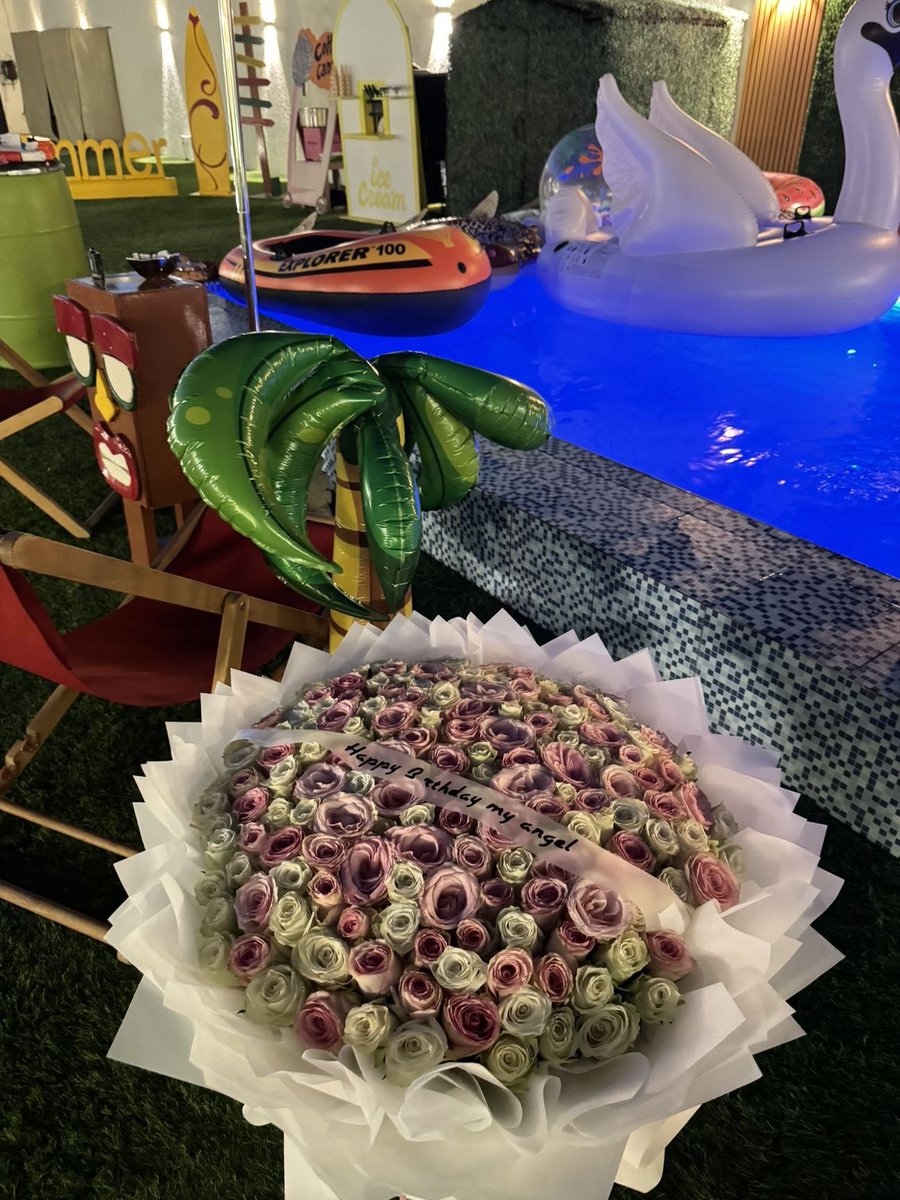 1__q11's tweet photo. language of love, in flowers https://t.co/pcJelWKBVy