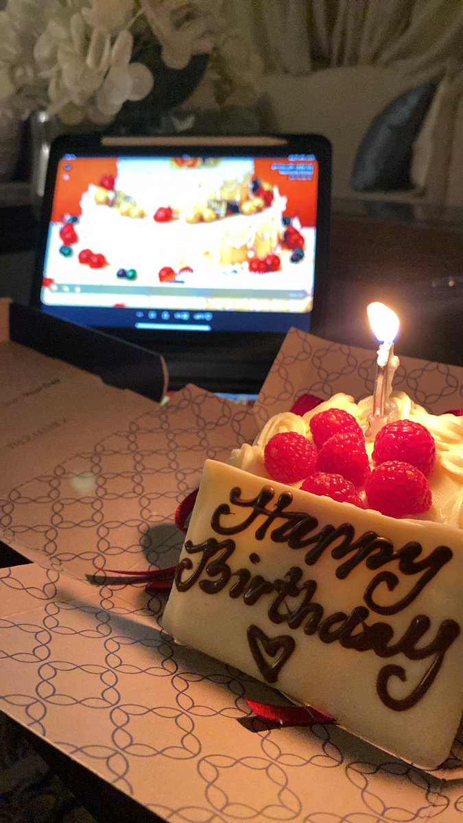 اهلا بواحد وعشرون عام

كل عام و أنا أتوهج لا أنطفئ 
كل عام و أنا مزهرة لا أذبل