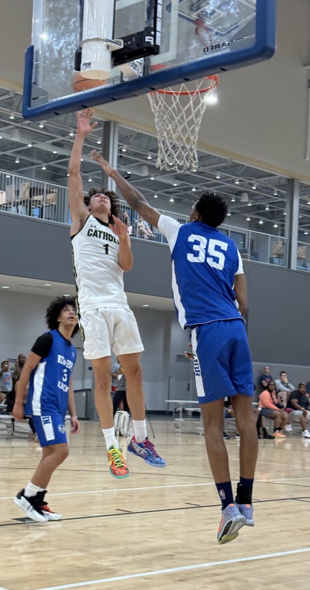 NorfolkKnights's tweet photo. Catholic HS 6’3 2026 Carter Bullock with a nice finish. He’s enjoying a solid weekend both leading the team as its primary ball handler and as a top scorer. #BigShots #ECLShowcase @BigShotsToday @BigShotsGlobal https://t.co/7RBcps3e2X