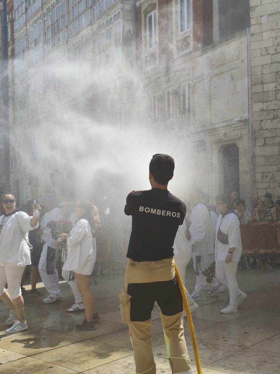 Los <a href="/BomberosBurgos/">Bomberos Ayto. Burgos</a> ayudando a sobrevivir a una ofrenda muy calurosa.