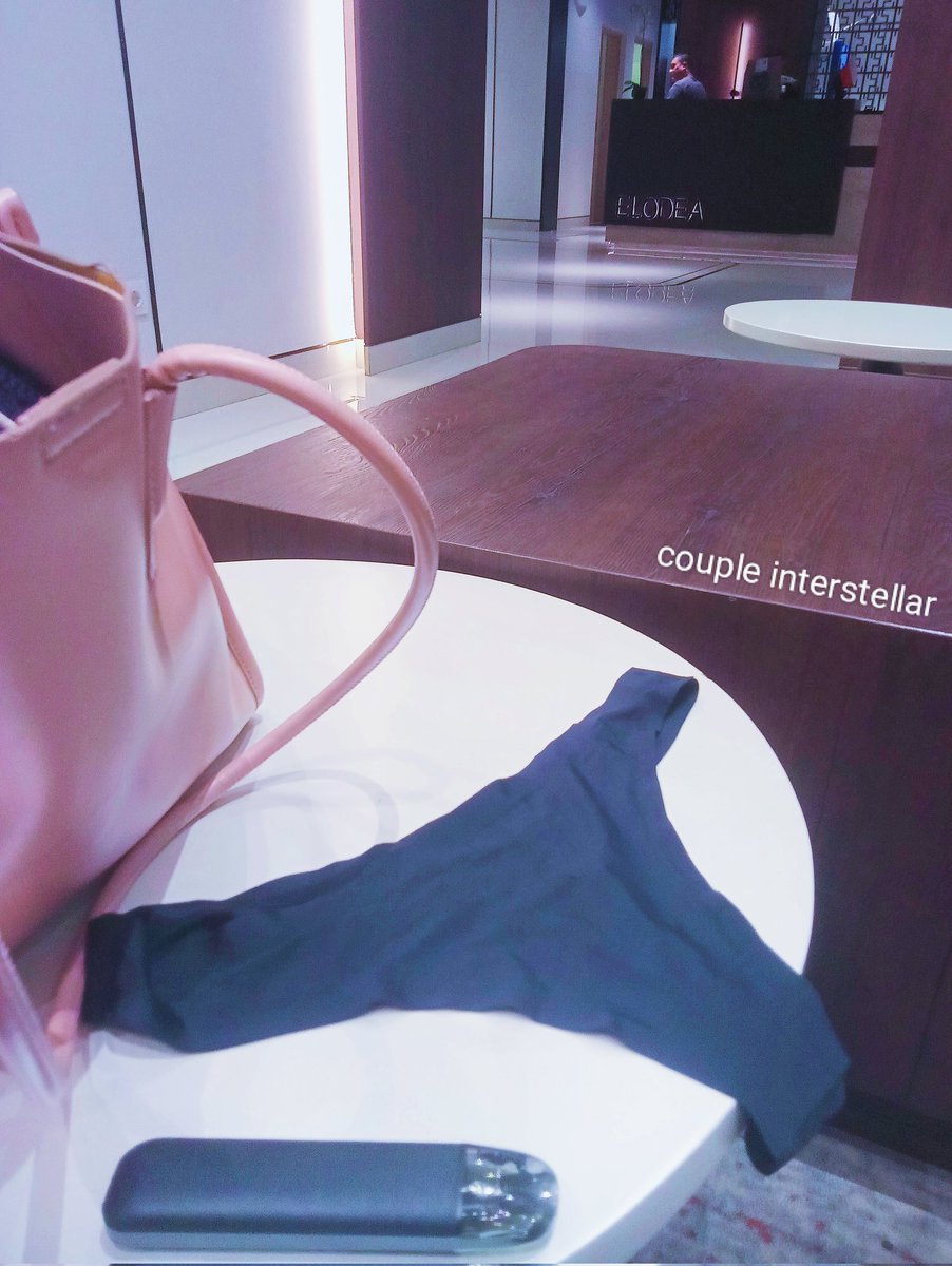 Lagi pas lewat lobby apartemen buru² kancut jatuh di ambilin security 😫 bapaknya baik bgt ganteng lagi, boleh gak bungkus juga ke room 🤤 daripada nungguin kamu yang ribet 😋