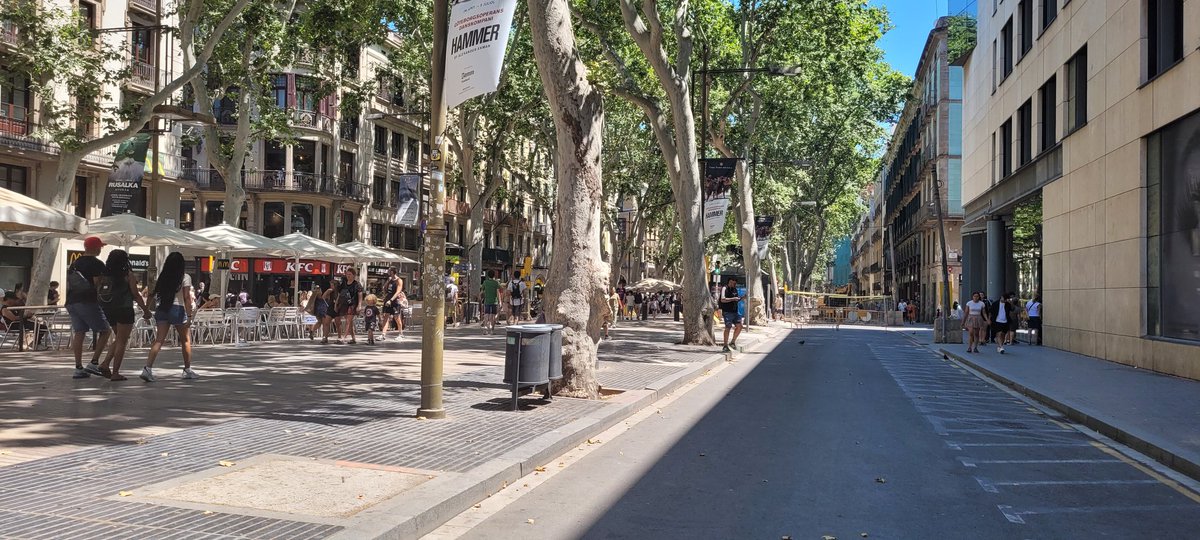 johan_klos's tweet photo. Goedemiddag de #rambla is ook niet meer wat het is #geweest van #Barcelona nu zo'n 33 graden valt nog mee met wat #wind erbij https://t.co/dQ1g8oBQzu
