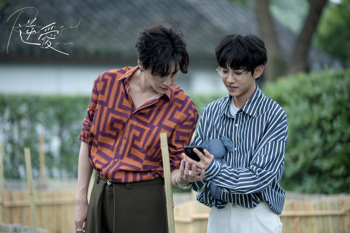 RevengedLove_'s tweet photo. 七、八集劇照搶先看！
第一次相擁入眠的夜晚，池騁說了什麼讓大寶放下心防？ 
姜小帥為徒兒費盡心思，不慎讓郭城宇看到手機里的什麼秘密？ 
本週一、二晚上8點，《逆愛》燃情升溫！
#逆愛 #柴雞蛋 #吳所畏 #梓渝 #池騁 #田栩寧 #郭城宇 #展軒 #姜小帅 #刘轩丞 #RevengedLove https://t.co/m1c68KMrc3