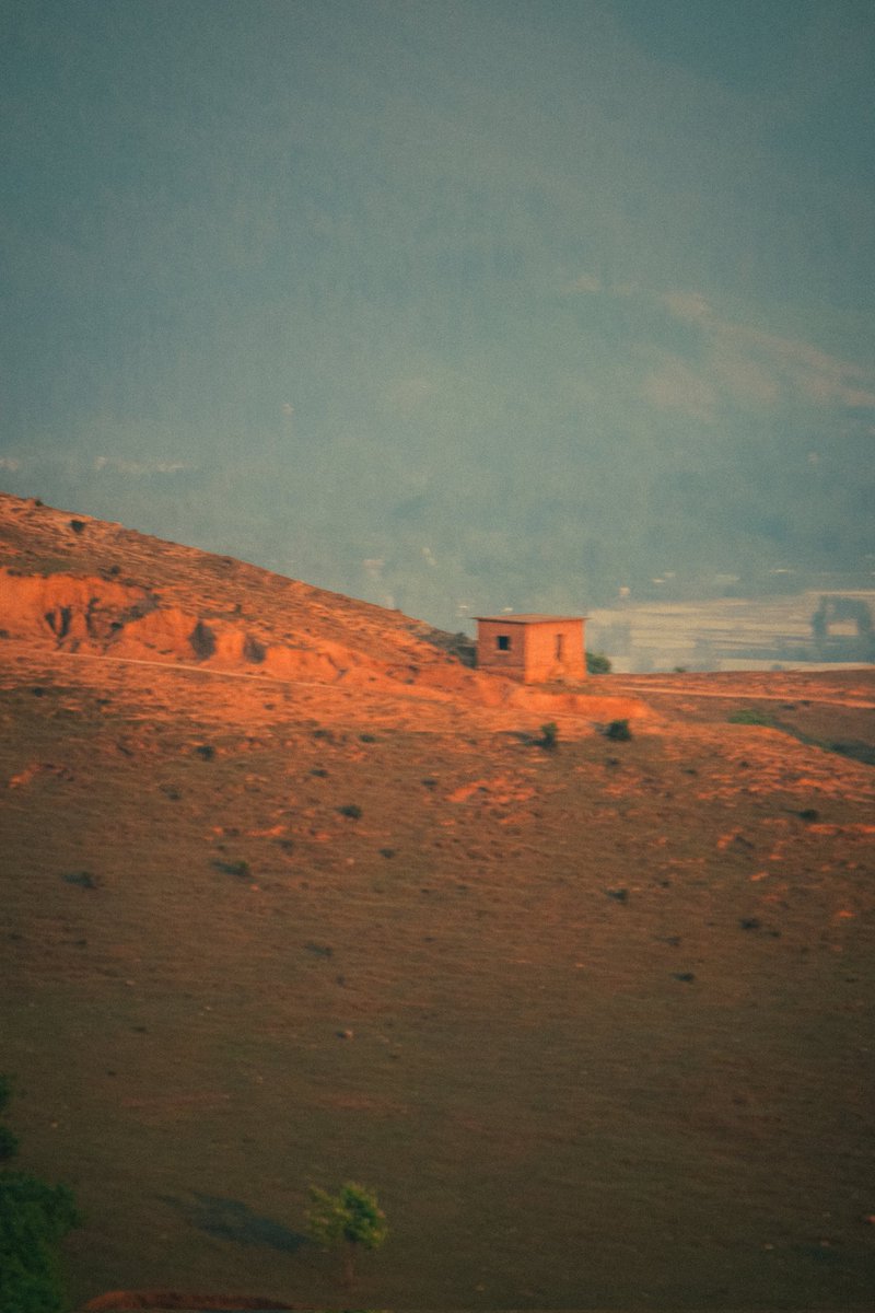 sharik_films's tweet image. Lost in silence. Found a story. 🌄
#CinematicShot #WanderVibes