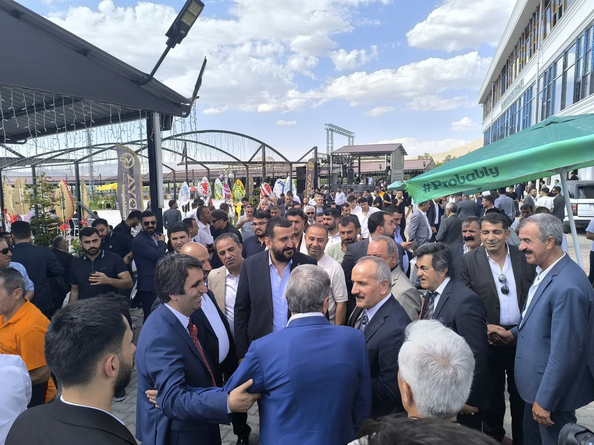 Abdulhekim KARABIYIK (@karabiyik_a) on Twitter photo Erek dağının serin eteklerinde ilimizin en büyük “ Urartu açık hava düğün salonunda” bir birinden değerli yaklaşık 6 bin misafirin katılımı ile toy büyüklüğünü Sn <a href="/zahirkandas/">Zahir Kandaşoğlu</a> unun yaptığı düğün tam bir festival havasında geçti. İlimize ve aşiretimize yakışır bir düğün oldu👏 Erek dağının serin eteklerinde ilimizin en büyük “ Urartu açık hava düğün salonunda” bir birinden değerli yaklaşık 6 bin misafirin katılımı ile toy büyüklüğünü Sn <a href="/zahirkandas/">Zahir Kandaşoğlu</a> unun yaptığı düğün tam bir festival havasında geçti. İlimize ve aşiretimize yakışır bir düğün oldu👏