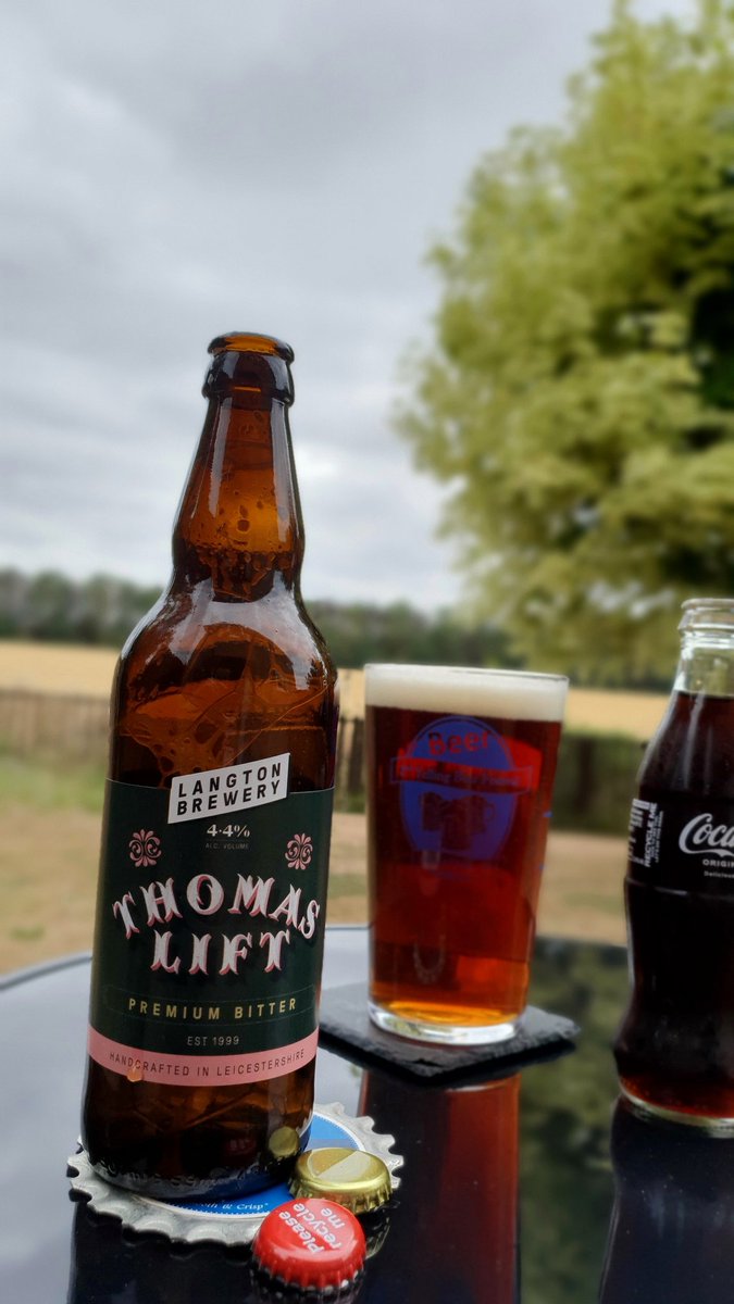 moneight's tweet photo. A lot cooler today, still plenty warm enough for a top quality drop of bitter .. @langtonbrewery 
#SundayBest #afterworker #gardenbeer 🍻 https://t.co/sHTAgVMzXc
