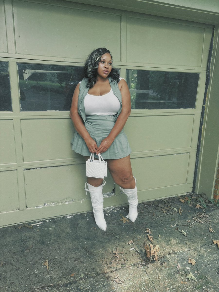 Lenathediva_'s tweet image. What you gone do for my birthday ?👀🎉🎂🎂✨♋️#ThirtyFree