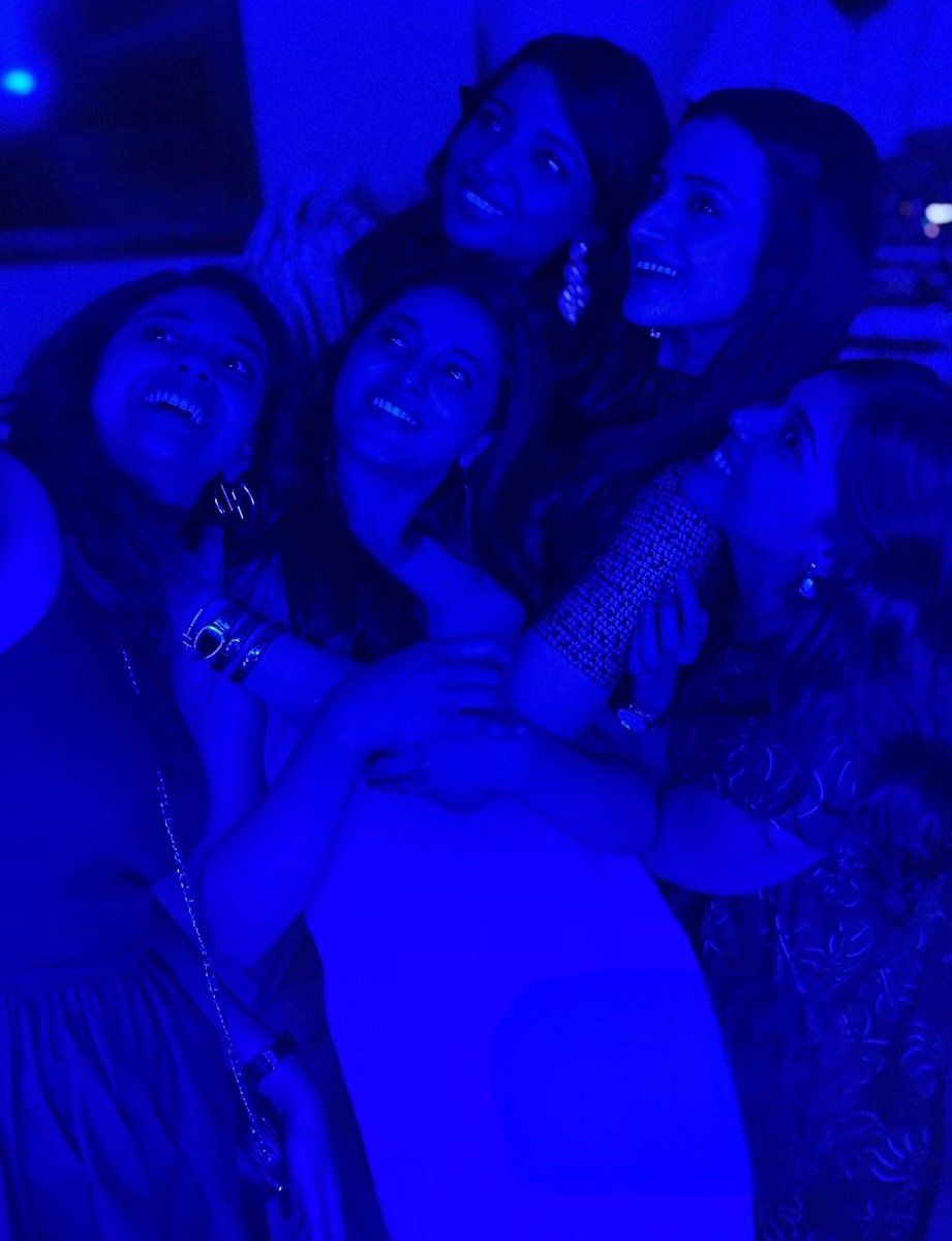 Cinewoodsoffl's tweet photo. Party queens in the spotlight 💃💙✨
Keerthy, Trisha, Priyanka & Kalyani bringing the glam, the glow, and the girl gang energy! 🥂🎉📸
#StarSquad #KeerthySuresh #PriyankaMohan #Trisha #KalyaniPriyadarshan https://t.co/STJ2bitPSA