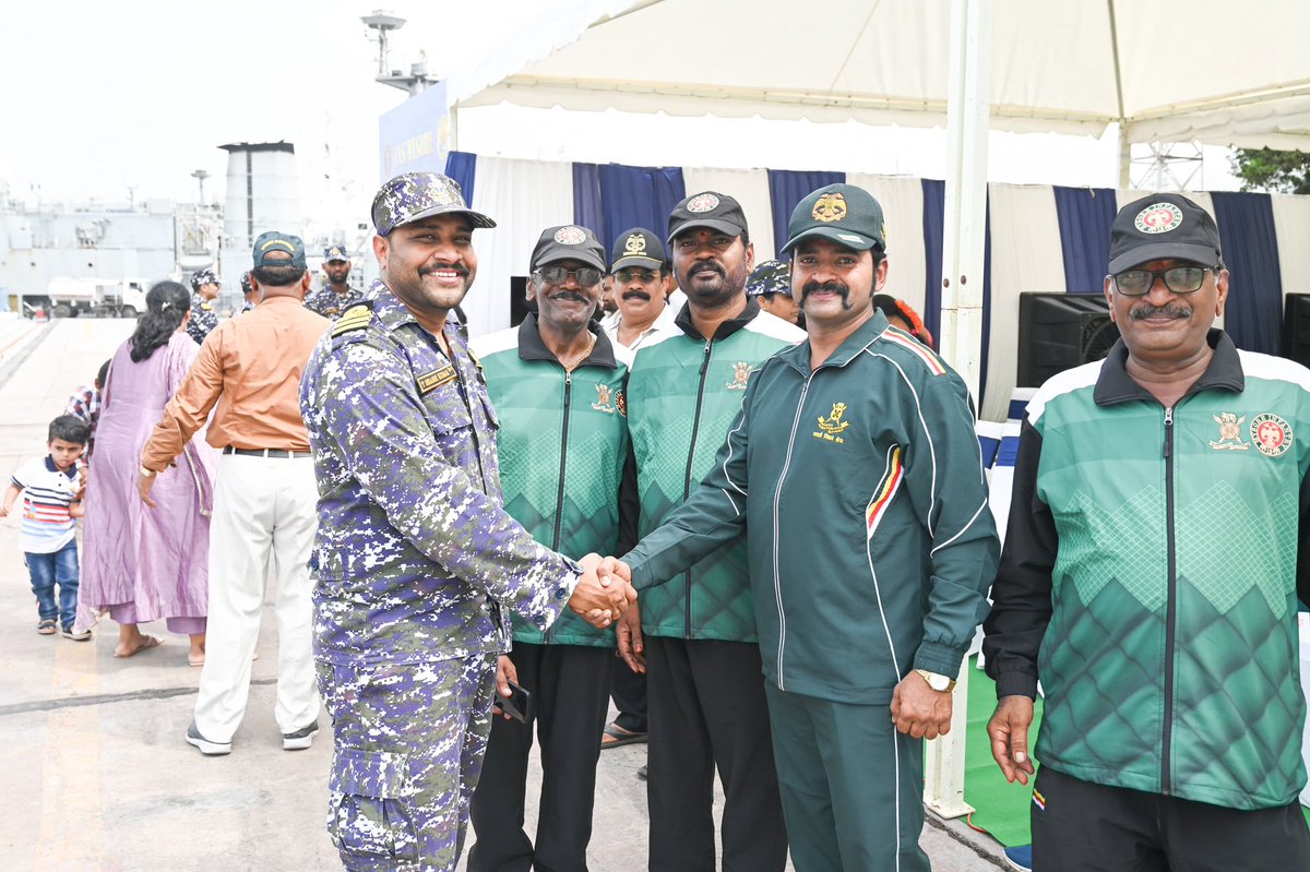 Def_PRO_Chennai's tweet photo. A memorable day onboard #INSMysore of the #EasternFleet as 279 veterans & families of the #MadrasRegiment visited their affiliated warship.
Bridging warriors - over land & sea - #IndianArmy 🤝 #IndianNavy Synergy in Action! ⚓🪖
#Jointness https://t.co/Fi36XQnJLa