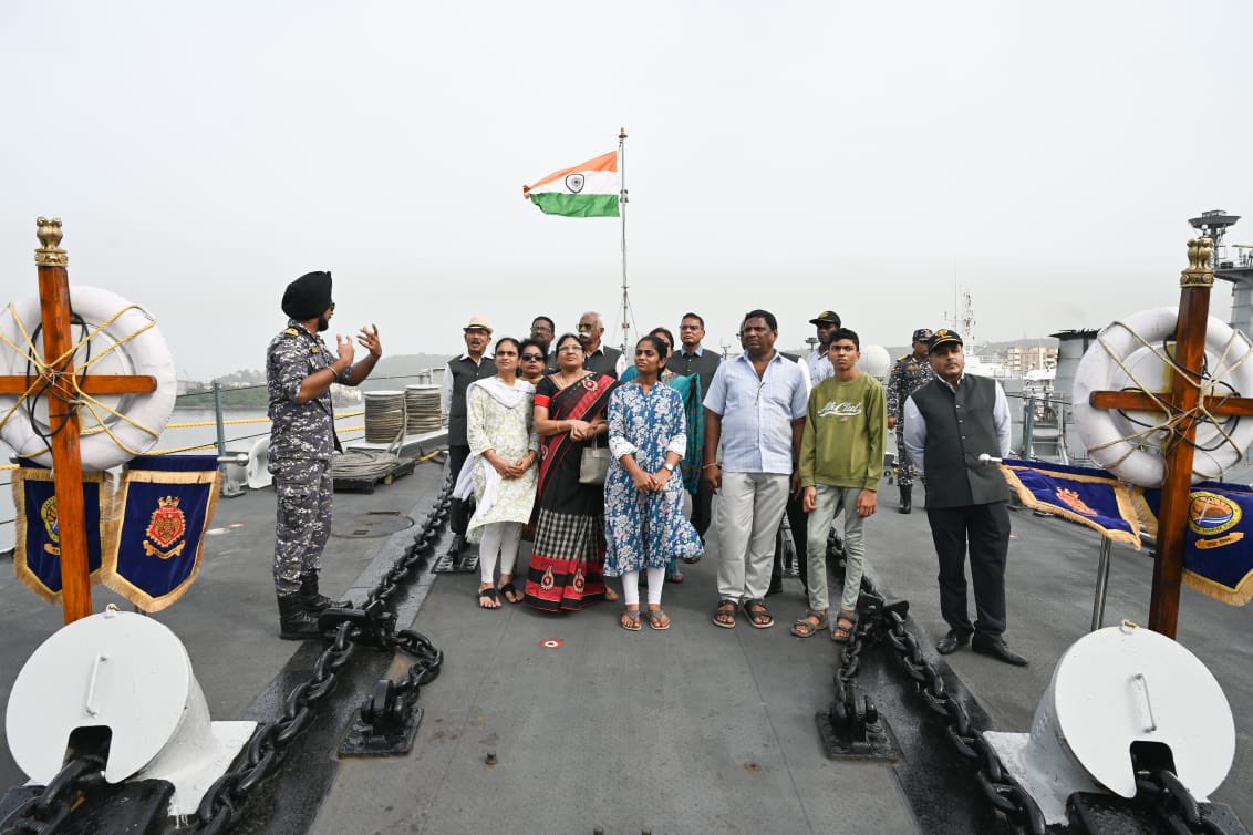 Def_PRO_Chennai's tweet photo. A memorable day onboard #INSMysore of the #EasternFleet as 279 veterans & families of the #MadrasRegiment visited their affiliated warship.
Bridging warriors - over land & sea - #IndianArmy 🤝 #IndianNavy Synergy in Action! ⚓🪖
#Jointness https://t.co/Fi36XQnJLa