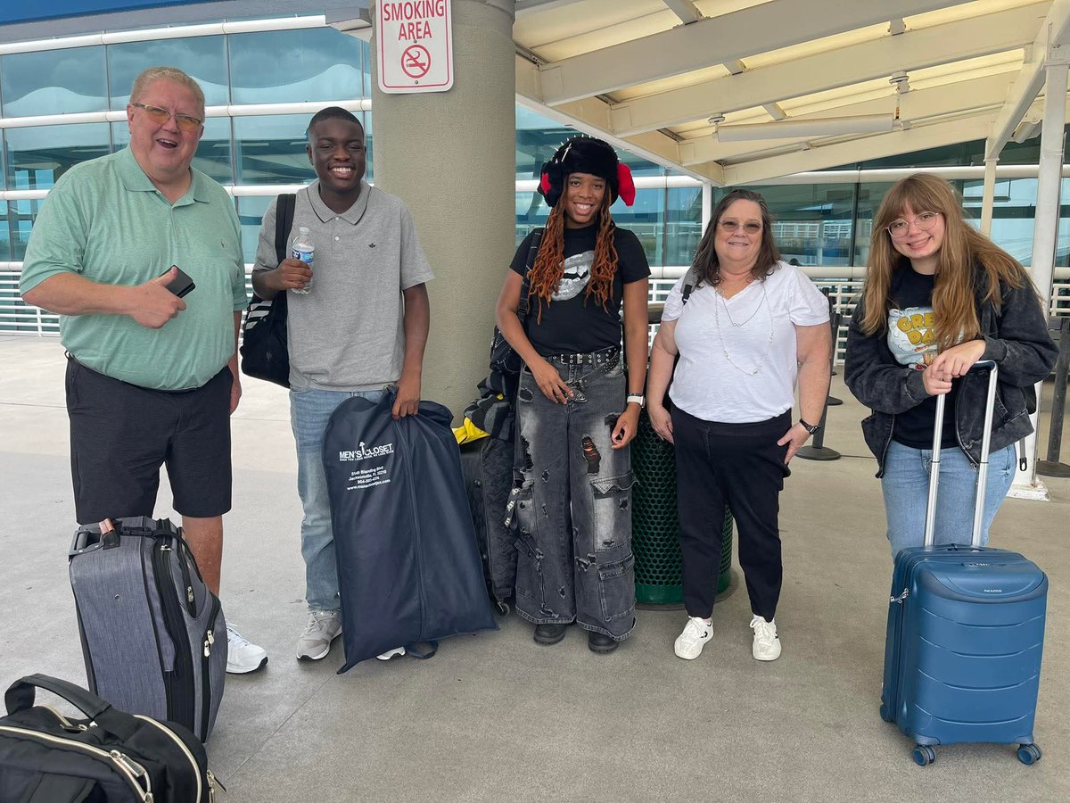 DavidTheus's tweet photo. FBLA members from Ridgeview High School and Clay High School are on their way to Nationals in Anaheim, California! Ready to network and compete with the best across the nation! ✈️🇺🇸
@FBLA_National @AnaheimMarriott #fblanlc2025 https://t.co/DFPbzc4EcN