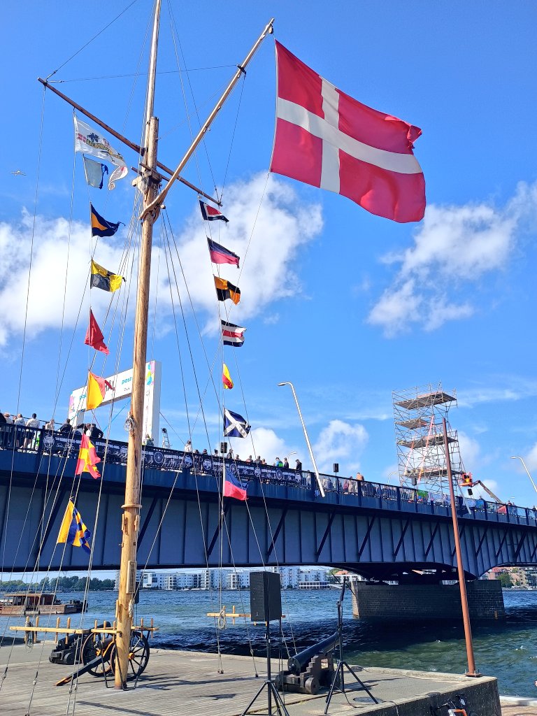 lukascph's tweet photo. Still VERY windy. Mads P has promised that he will jump into Limfjorden from the jumping tower atop the bridge if he wins ... the men's race has completely exploded. #DMugen #AaLborgK https://t.co/oHLV4C2Qz0