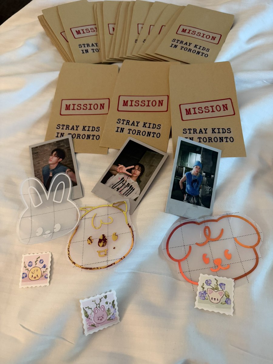 winterberet's tweet photo. putting together the freebies for stray kids today, come collect your mission! #StrayKidsToronto #dominATE_TORONTO https://t.co/hOODtnLd3t