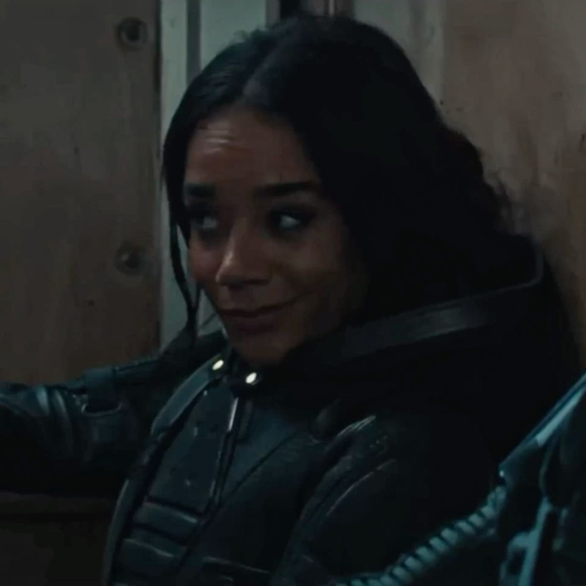 her side eye + smirk combo is DIABOLICAL