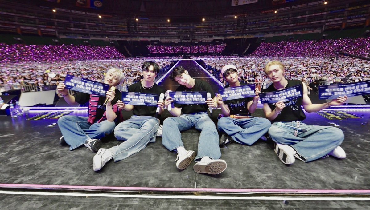 stanastro1602's tweet photo. Sanha always holding up that space for Binnie.🥺

‘6 of us wrapped up the concerts’ - Eunwoo

You did well. All 6 of you.😭💜🌙

#MJ #엠제이 #JINJIN #진진 #차은우 #CHAEUNWOO #MOONBIN #문빈 #ROCKY #라키 #YOONSANHA #윤산하 #ASTRO #아스트로 https://t.co/QdVCkyKKZ0