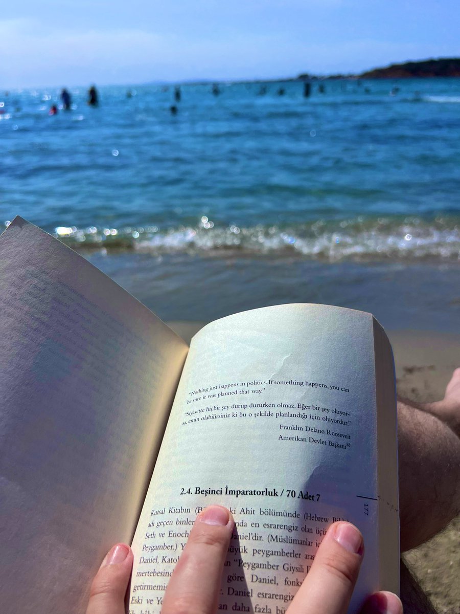 Dünyada hiçbir şey durduk yere olmaz.
Ancak siyaset, iyi ve kötü dualitesinin en yoğun yaşandığı alandır.
😈👥 Şeytan ve şeytanîler bu alanı çok sever; çünkü cebelleşme ve kargaşa onların işine gelir.
⚖️ Bu alana girerken insanın hem ruhu sağlam olmalı, hem de her şeyi göze