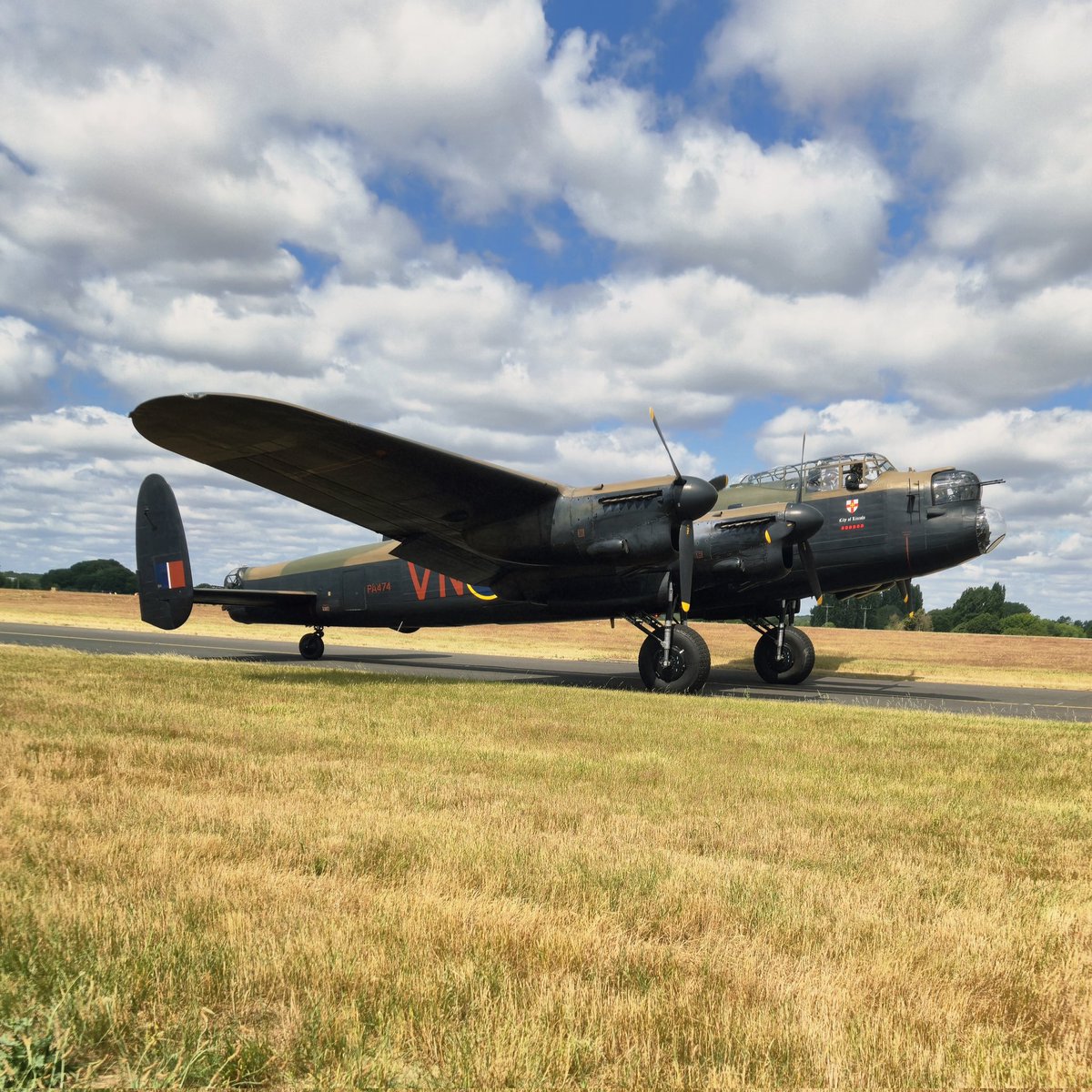BerniBee90's tweet image. Lovely morning at #SouthendAirport watching the Battle of Britain Memorial Flight (Lancaster, Hurricane & Spitfire) as part of Armed Forces Week🇬🇧
Particular shoutout to the Lancaster crew who waved to the kids & the crowd!🤩
#ArmedForcesWeek
@RAFBBMF @RAFConingsby @YourSouthend