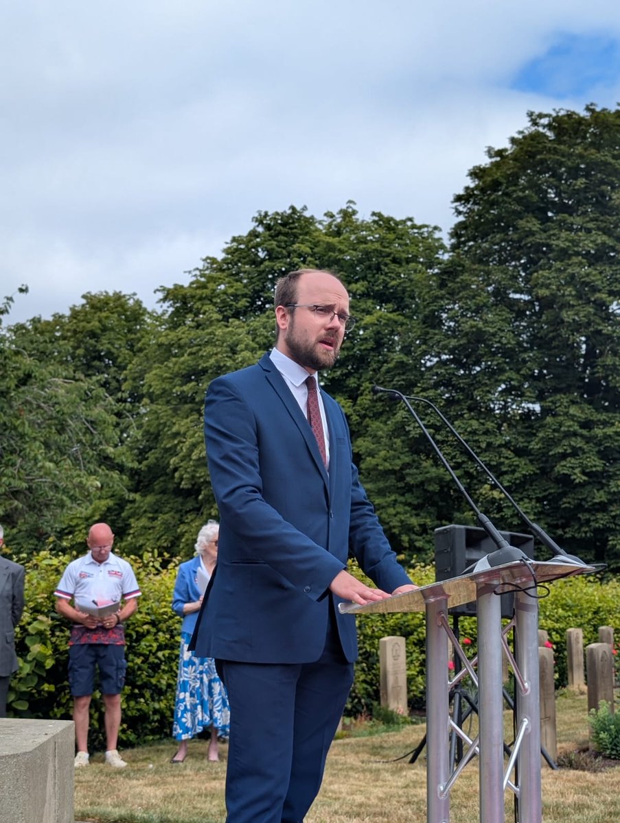In Armed Forces Week, we show support for our troops.

Honoured to have read out some of the names of the fallen soldiers buried in Towcester Road cemetery, as part of the <a href="/PoppyLegion/">Royal British Legion</a> Armed Forces commemoration 🇬🇧