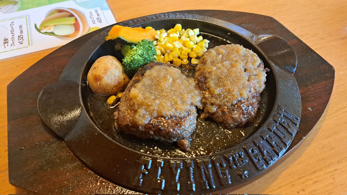 iimura_okome187's tweet image. フライングガーデンの爆弾ハンバーグを食べてきました😊
とても美味しい…😌
今の時間的に飯テロですなこれ😏
#フライングガーデン
#爆弾ハンバーグ
#飯テロ
#おこめ丸