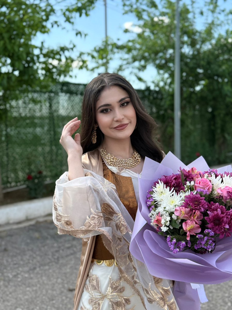 emanjafff's tweet photo. My Pre Grad pics are my 
favorites🤎🤭 
#Kurdistan #kurdishclothes #pregraduation https://t.co/WytLvhpBgz
