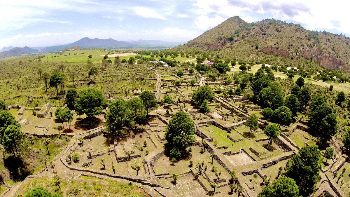 Descubre una asombrosa zona arqueológica considerada la ciudad con la red urbana más grande de la época prehispánica. 🗿

En Tepeyahualco, se alza Cantona, una impresionante urbe asentada sobre un malpaís (campo de lava con una superficie escabrosa y árida); contaba con una