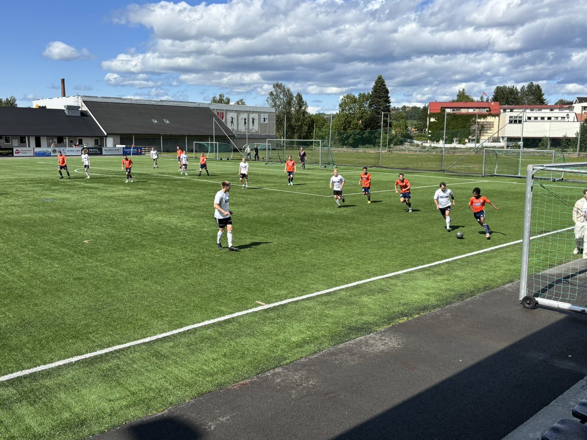 Dagens banehoppertur gikk til Skreia idrettsplass for å se Skreia IL 2 og Vind IL 2 spille mot hverandre i 6. divisjon. Sympatisk anlegg med en fin tribune på langsida. Skreia blåste Vind av banen, ledet 4-0 etter en halvtime og vant til slutt 7-1. #groundhopping