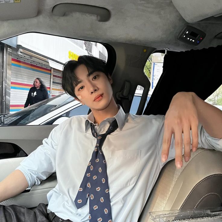 “Di mata Dara, Gilang adalah makhluk menyebalkan. Tapi sayangnya, Tuhan suka melihat mereka bersatu.”

—

Choo Youngwoo x Cho Yihyun short fiction.