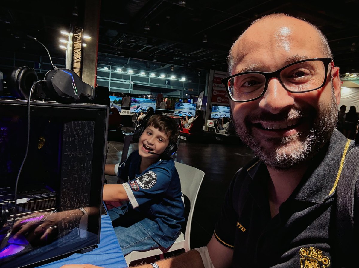 Siendo humillado por el enano en el CS del stand de <a href="/slimbook/">SLIMBOOK</a> 🤦‍♂️
#counterstrike en GNU/Linux es top