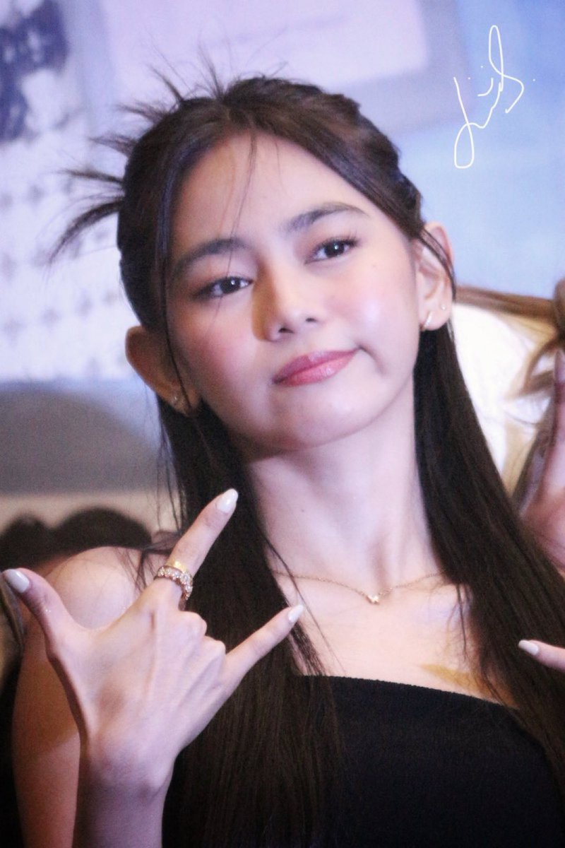ashtineluvss's tweet photo. the 2000s hairstyle ate https://t.co/SuXxjPXdF2