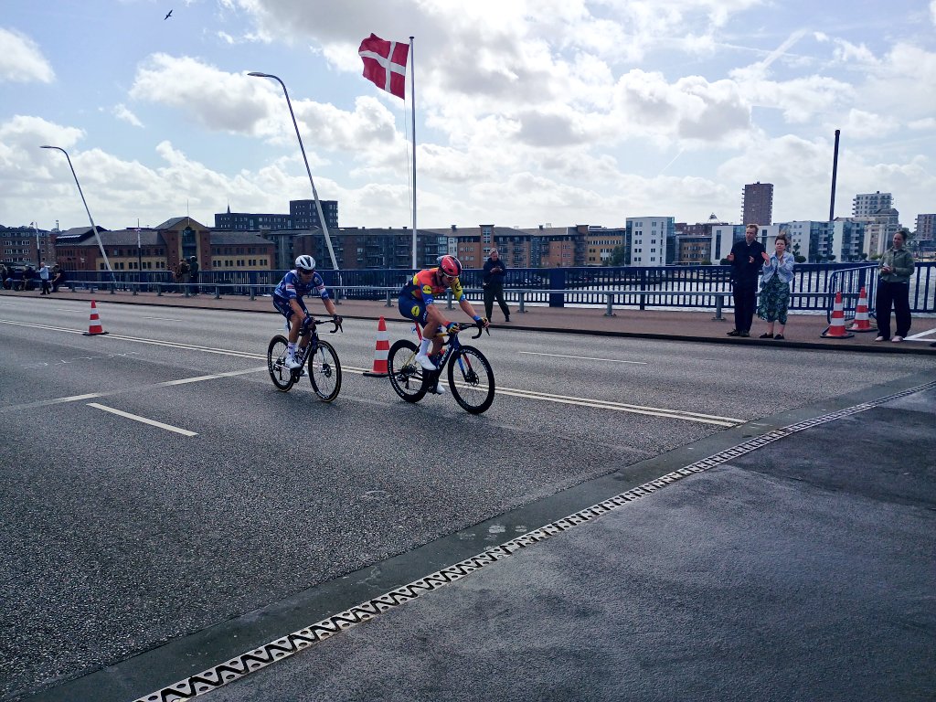 lukascph's tweet photo. 2 laps to go, 17" between Casper Pedersen &amp; Søren Kragh in front and the chasing quartet of Kasper Asgreen, Mads P, Albert Withen Philipsen &amp; Henrik Breiner. 🇩🇰 #DMugen #AaLborgK https://t.co/ZRESET5bBk